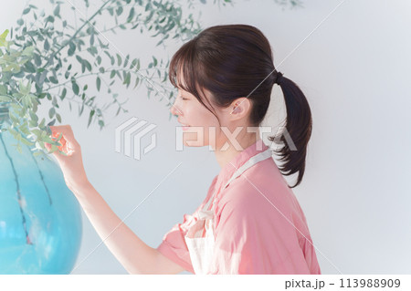植物と女性 植物と女性 113988909