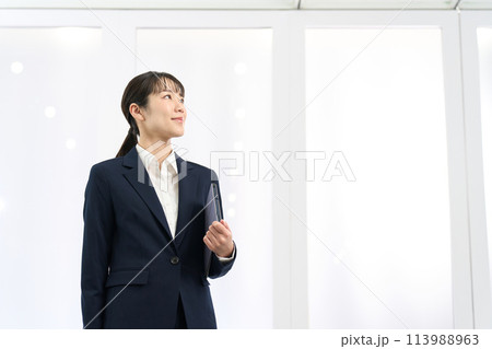 オフィスで見上げる女性 113988963