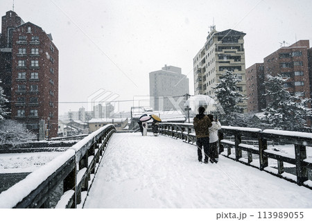 雪が降る城下町金沢　浅野川にかかる梅ノ橋 113989055