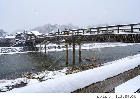雪が降る城下町金沢　浅野川にかかる梅ノ橋 113989059