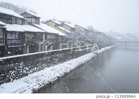 雪が降る城下町金沢　主計町茶屋街と浅野川 113989064