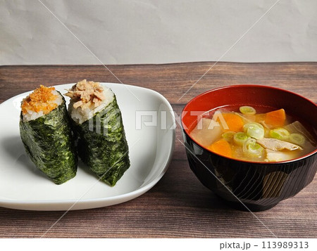 定番の和食のおにぎりと豚汁 113989313