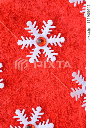 close up texture of red wool textile background with white snowflake, christmas decoration 113989641