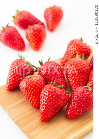 白バックの大粒いちご 白バックの大粒いちご 113990120