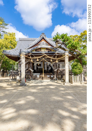 兵庫県伊丹市宮ノ前の猪名野神社（有岡城跡の一部）　拝殿（有形文化財） 113990352