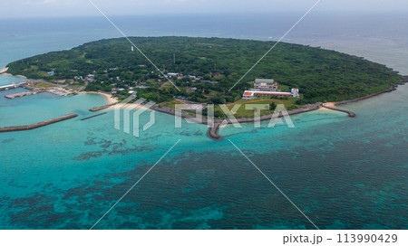 鳩間島上空からみた美しい海 鳩間島上空からみた美しい海 113990429
