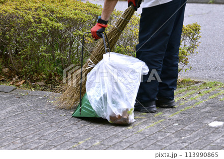 日本の横浜都市景観 高齢化社会。歩道の清掃をする高齢者…これからの時代、高齢者は… 日本の横浜都市景観 高齢化社会。歩道の清掃をする高齢者…これからの時代、高齢者は… 113990865