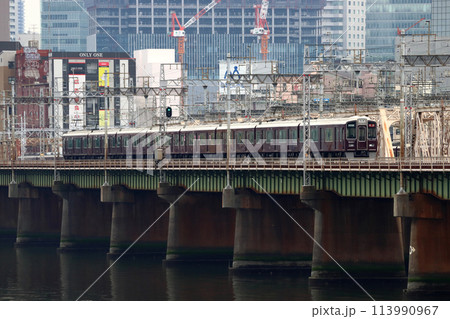 淀川を渡る阪急京都本線9300系特急列車 淀川を渡る阪急京都本線9300系特急列車 113990967
