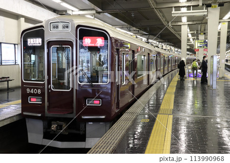 大阪梅田駅に停車中の阪急京都本線9300系特急列車 大阪梅田駅に停車中の阪急京都本線9300系特急列車 113990968