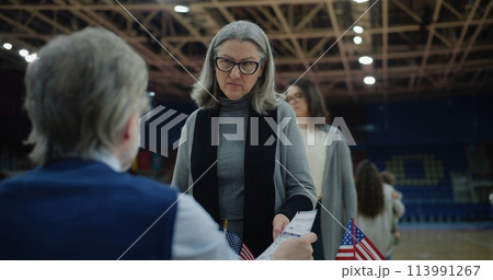 American citizens talks with polling officer 113991267
