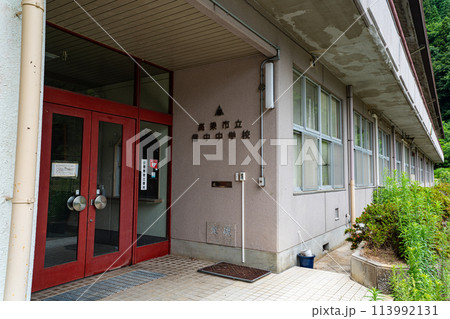 【廃校】旧備中中学校の校舎と玄関　岡山県高梁市 113992131