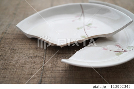 真っ二つに割れてしまった陶器のお皿の写真素材 [113992343] - PIXTA