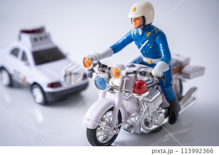警察の白バイ オートバイ 交通違反 警察の白バイ オートバイ 交通違反 113992366