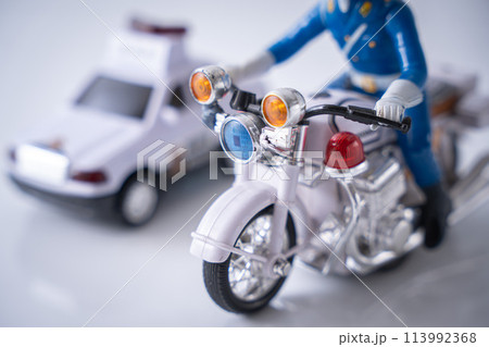 警察の白バイ オートバイ 交通違反 警察の白バイ オートバイ 交通違反 113992368
