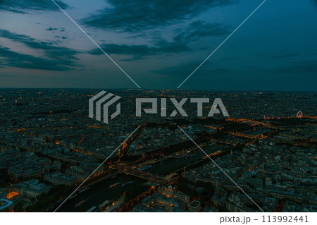 フランスのパリの風景をエッフェル塔からの景色 113992441