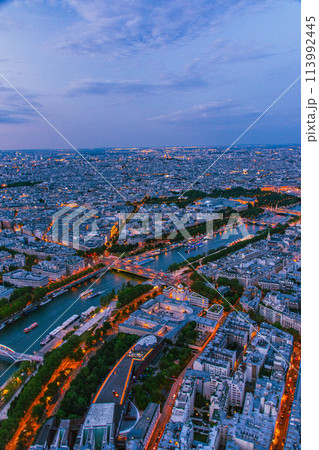 フランスのパリの風景をエッフェル塔からの景色 113992445
