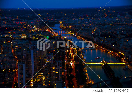 フランスのパリの風景をエッフェル塔からの景色 113992467