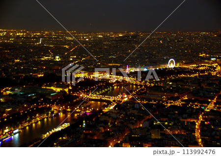 フランスのパリの風景をエッフェル塔からの景色 113992476