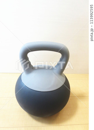 健康のために筋トレのトレーニングをするケトルベル 113992595