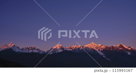 snow capped meili mountain range at sunrise, yunnan, china 113993167