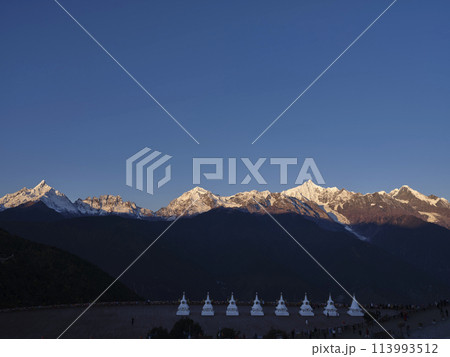 meili snow mountain at sunrise with with white pagodas, yunnan, china 113993512