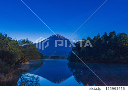 （静岡県）田貫湖展望デッキから望む富士　夜明け前 113993656