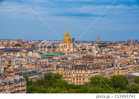 観光都市のフランスのパリのきれいなエッフェル塔からの景色 観光都市のフランスのパリのきれいなエッフェル塔からの景色 113993741