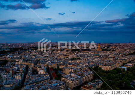 観光都市のフランスのパリのきれいなエッフェル塔からの景色 113993749