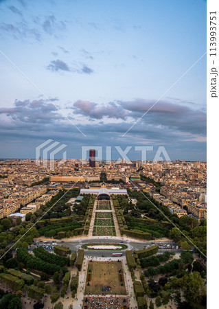 観光都市のフランスのパリのきれいなエッフェル塔からの景色 113993751