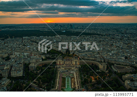 観光都市のフランスのパリのきれいなエッフェル塔からの景色 113993771