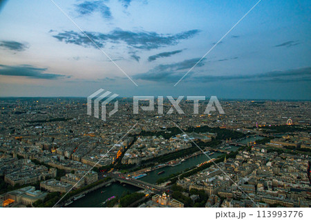 観光都市のフランスのパリのきれいなエッフェル塔からの景色 113993776