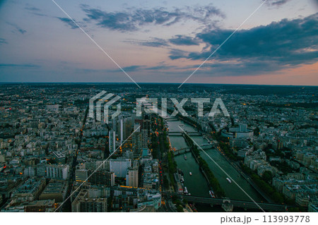 観光都市のフランスのパリのきれいなエッフェル塔からの景色 113993778
