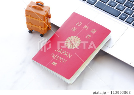 日本のパスポート（一般旅券10年用赤色）とスーツケースで、海外旅行に出発するイメージ 113993868