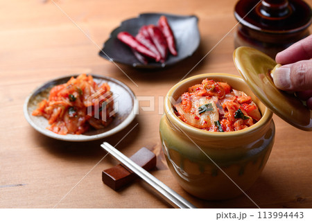 壺に入った本格キムチ 113994443