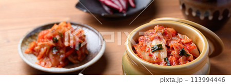 壺に入った本格キムチ 113994446