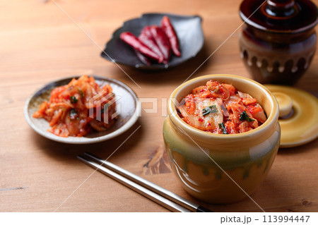 壺に入った本格キムチ 113994447