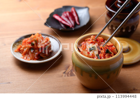 壺に入った本格キムチ 113994448