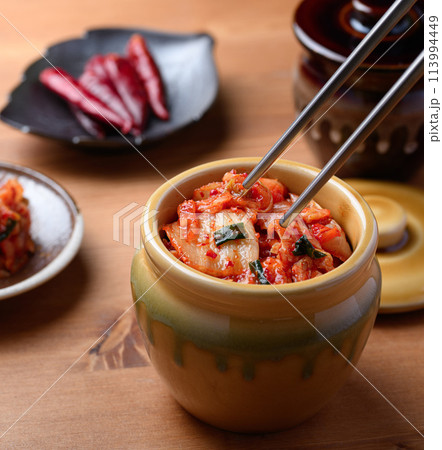 壺に入った本格キムチ 113994449