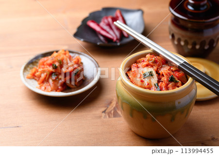 壺に入った本格キムチ 113994455