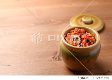 壺に入った本格キムチ 113994460