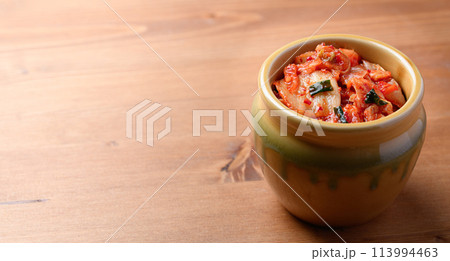 壺に入った本格キムチ 113994463