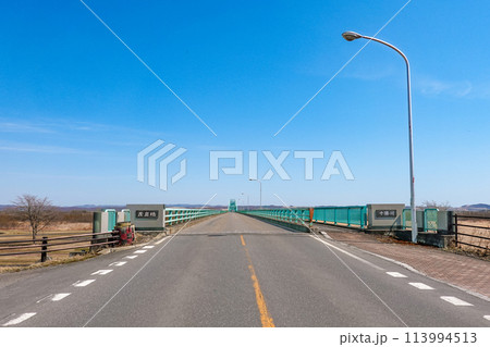 十勝川に架かる茂岩橋（北海道豊頃町） 113994513