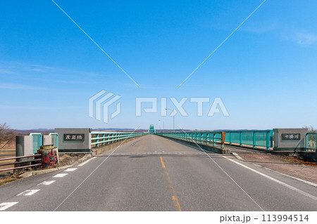 十勝川に架かる茂岩橋（北海道豊頃町） 113994514