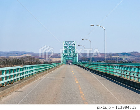 十勝川に架かる茂岩橋（北海道豊頃町） 113994515