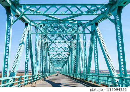 十勝川に架かる茂岩橋（北海道豊頃町） 113994523