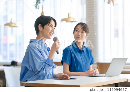 マイクを持って質問をする女性 マイクを持って質問をする女性 113994687
