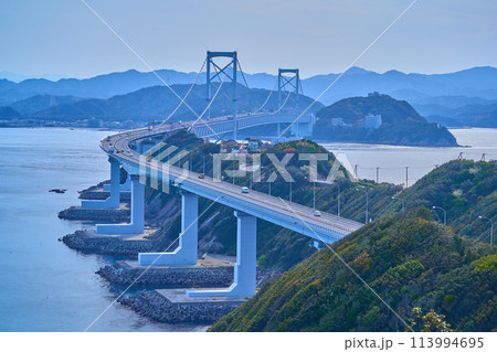 兵庫県南あわじ市から大鳴門橋と鳴門海峡、徳島方面の眺望 113994695