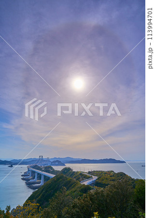 兵庫県南あわじ市の道の駅から大鳴門橋と鳴門海峡、太陽ハロ(日暈)現象を見る 113994701