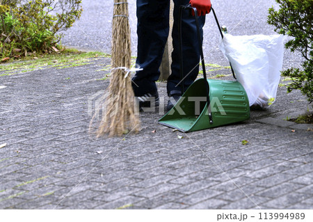 日本の横浜都市景観　環境美化作業をする高齢者…これからの時代、高齢者も働かなくてはならないのか… 113994989