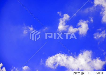 雲のある青空 (背景素材) 雲のある青空 (背景素材) 113995061
